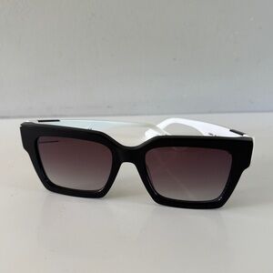Karl Lagerfield designer sunglasses KL6057S black lense white frame